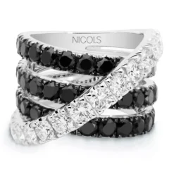 Anillo cruzado de oro blanco con diamantes blancos y negros